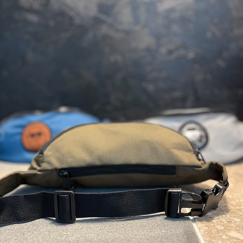 karlskopf-bauchtasche-kaki-ansicht-schnalle