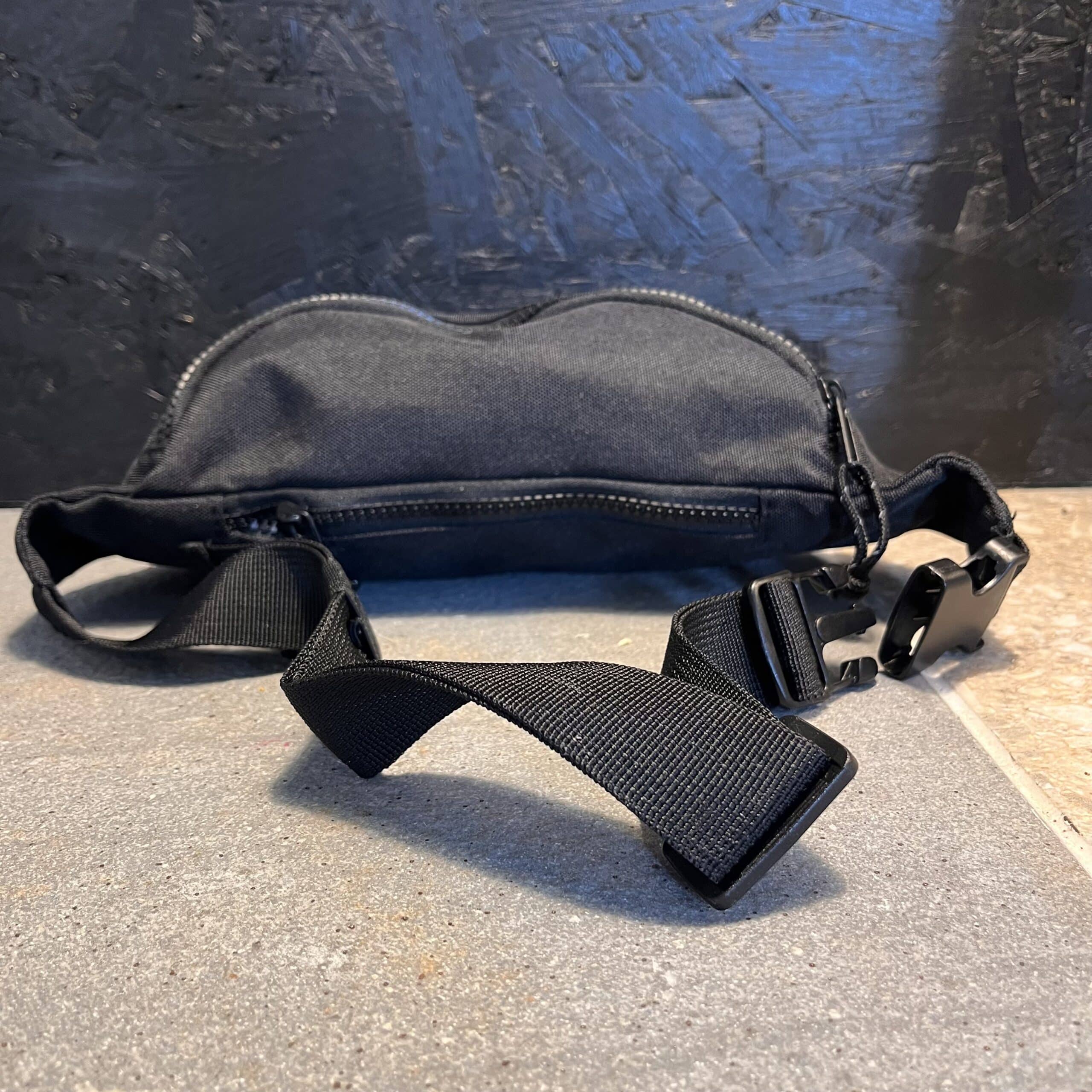 karlskopf-bauchtasche-schwarz-schnalle