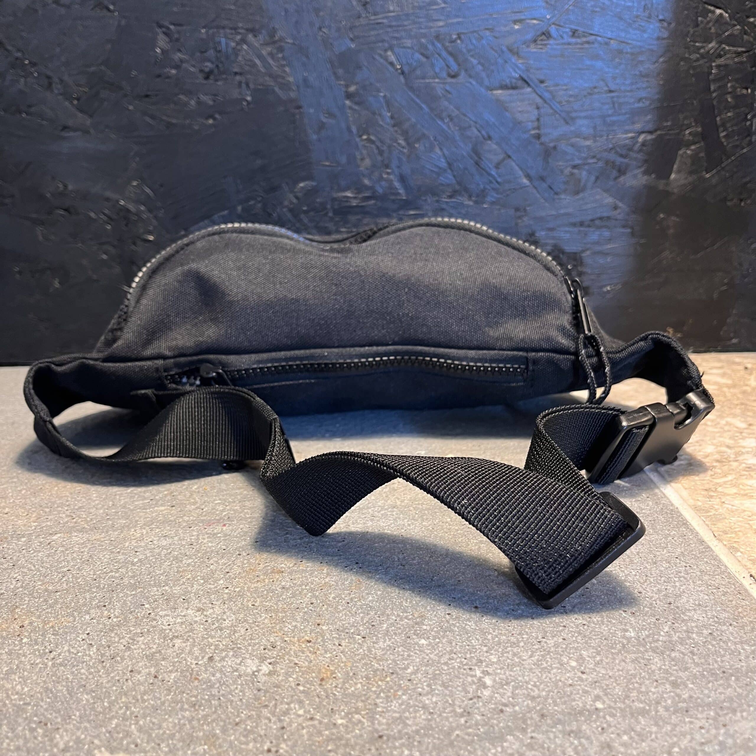karlskopf-bauchtasche-schwarz-rueckansicht