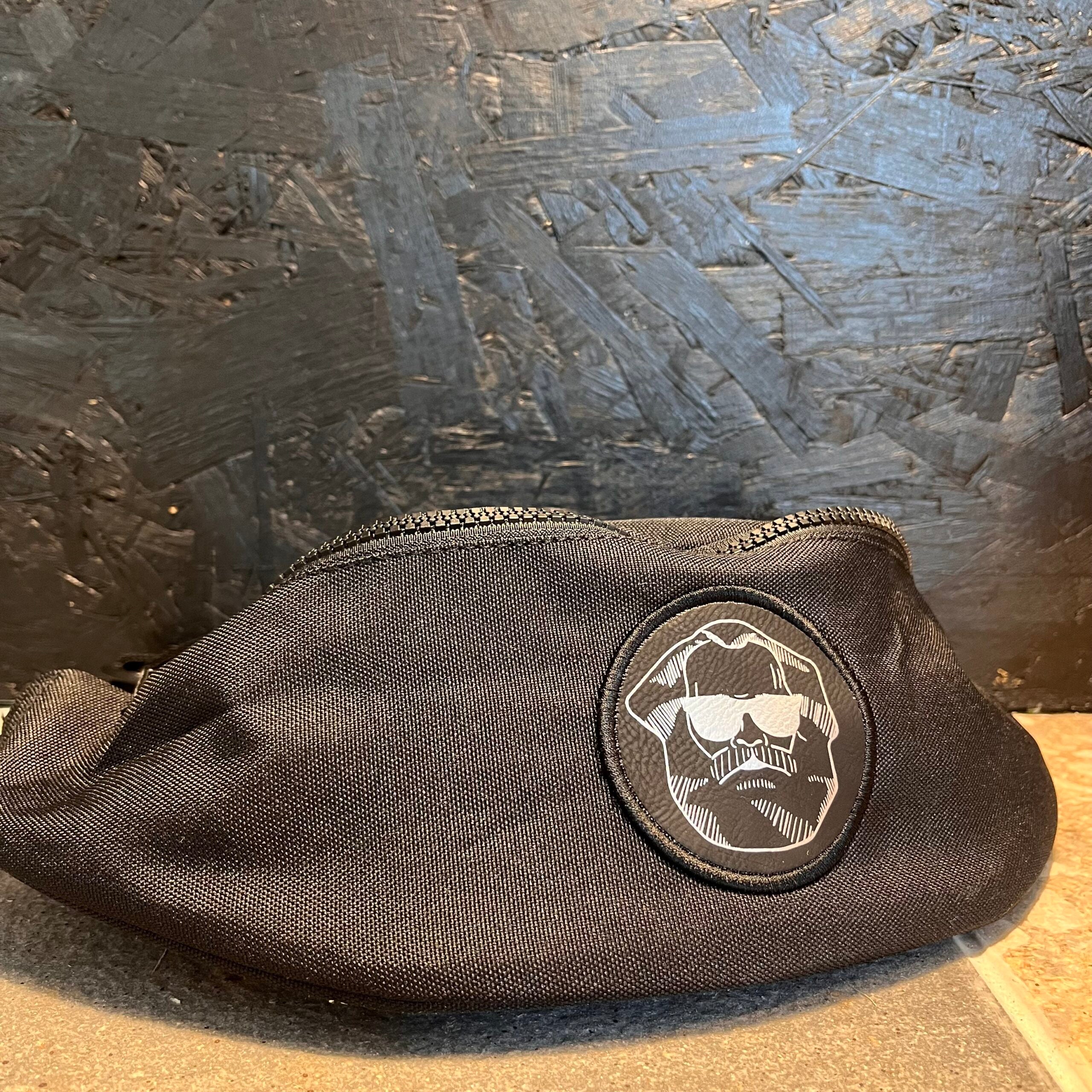 karlskopf-bauchtasche-schwarz